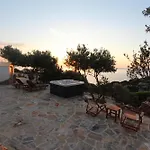 Willa Rouvis With Outdoor Hot Tub *