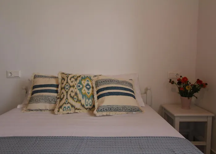 Rouvis With Outdoor Hot Tub *