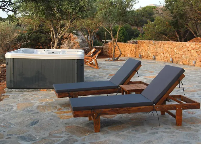 Rouvis With Outdoor Hot Tub