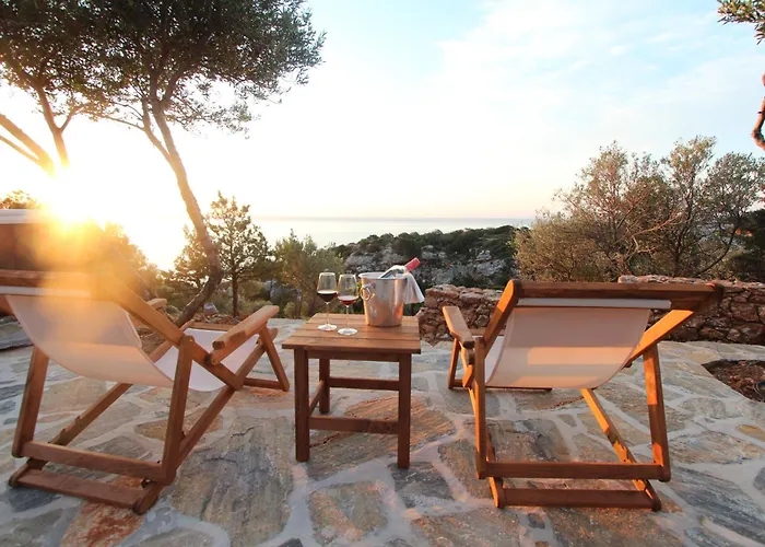 Rouvis With Outdoor Hot Tub *