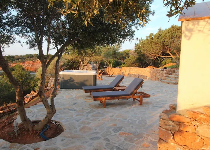 Rouvis With Outdoor Hot Tub * Ligaridia