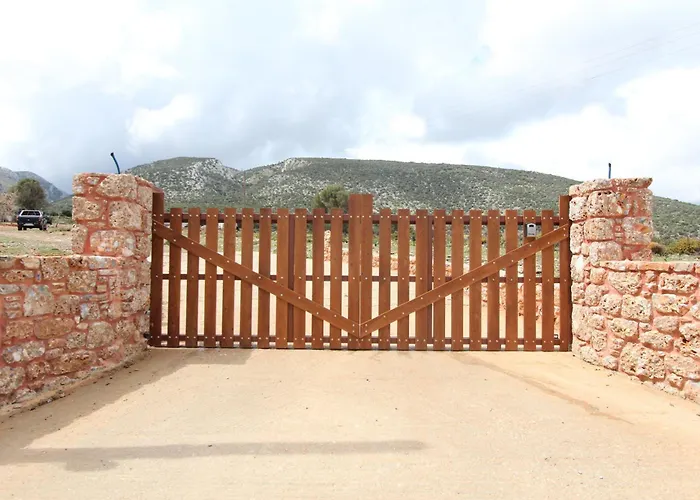 Rouvis With Outdoor Hot Tub Vila Ligaridia