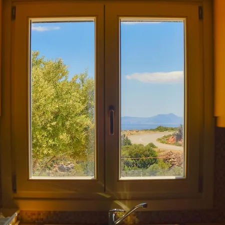 Rouvis With Outdoor Hot Tub Ligaridia