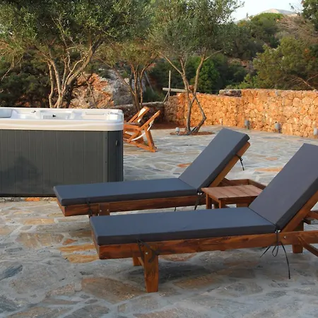 Rouvis With Outdoor Hot Tub