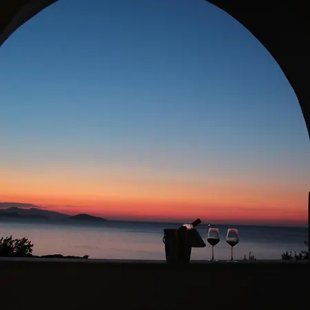 Rouvis With Outdoor Hot Tub