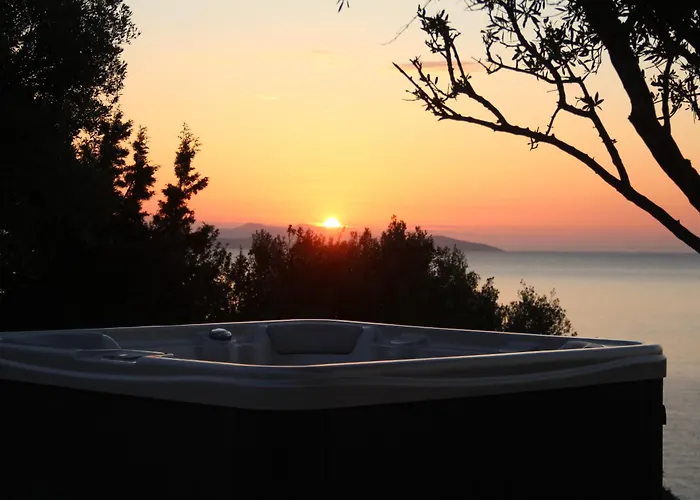 Rouvis With Outdoor Hot Tub *