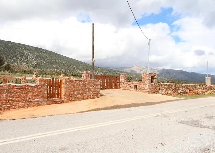 Rouvis With Outdoor Hot Tub Villa Ligaridia